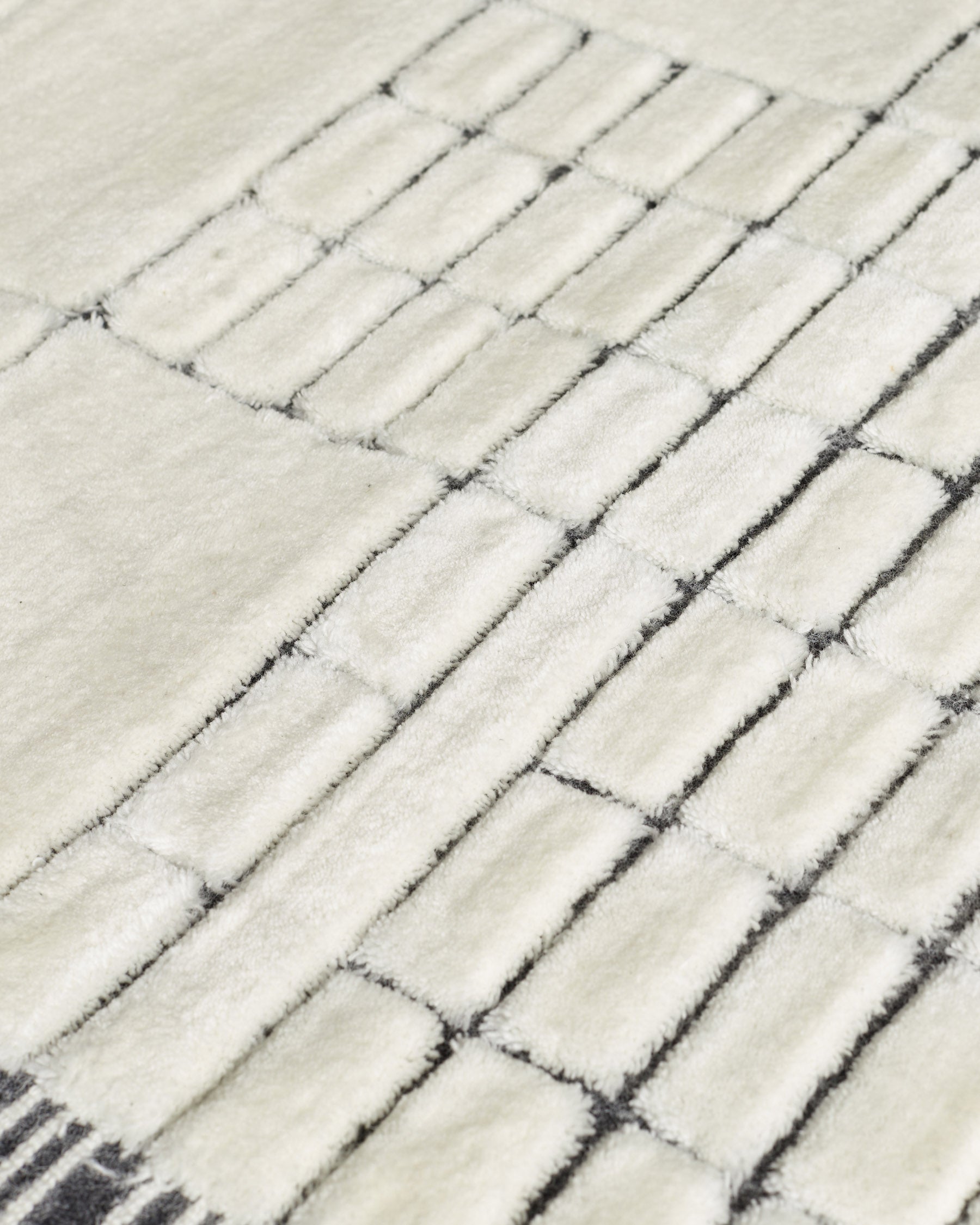 Mosaic cream and black sculpted wool medium rug - Image 6
