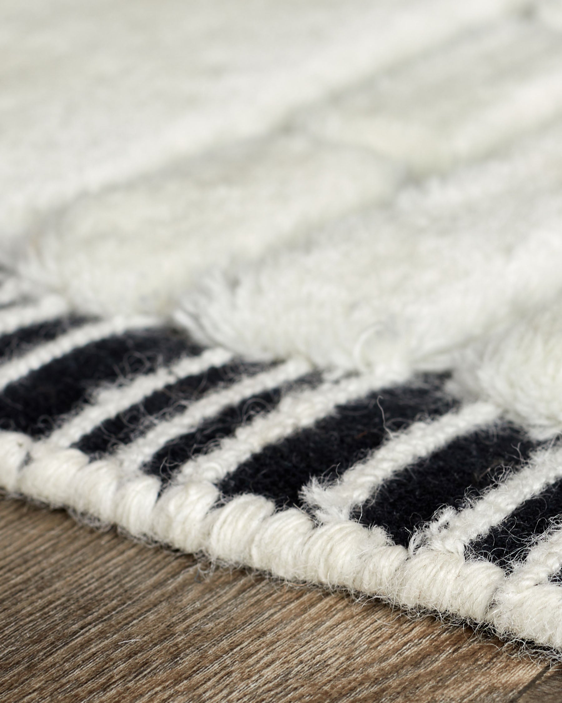 Mosaic cream and black sculpted wool large rug - Image 6