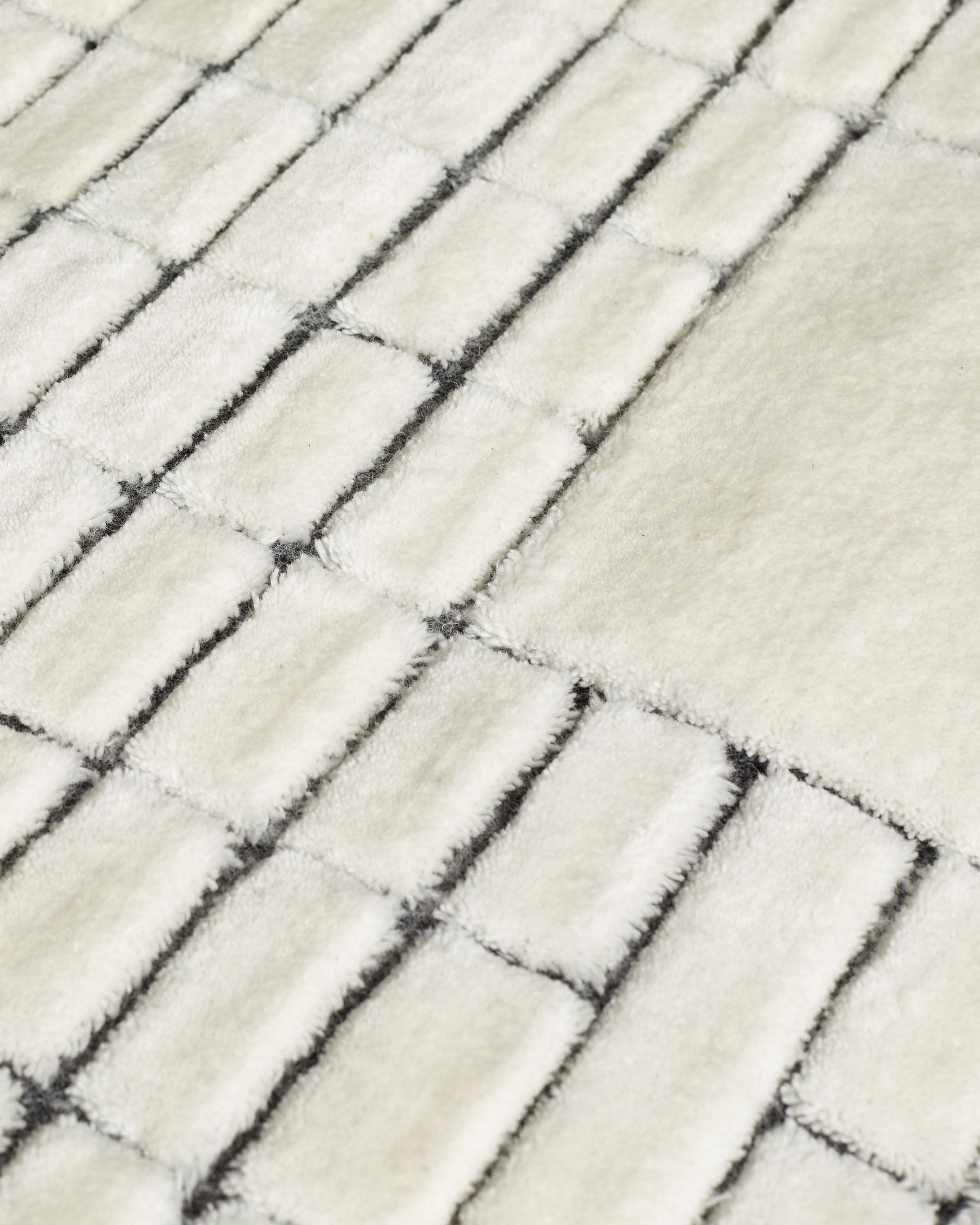 Mosaic cream and black sculpted wool large rug - Image 5