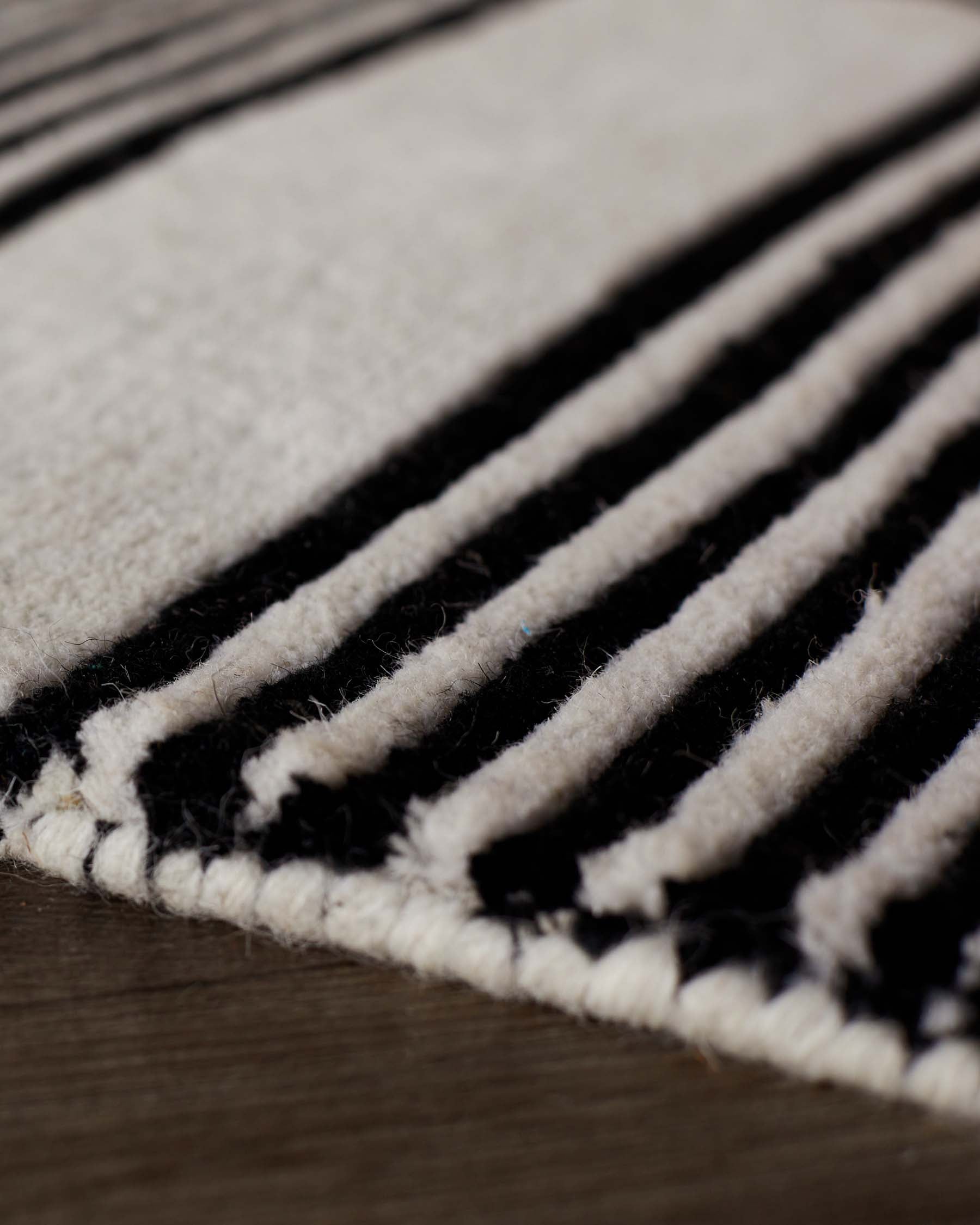 Abstract Lines black and cream wool large rug - Image 6