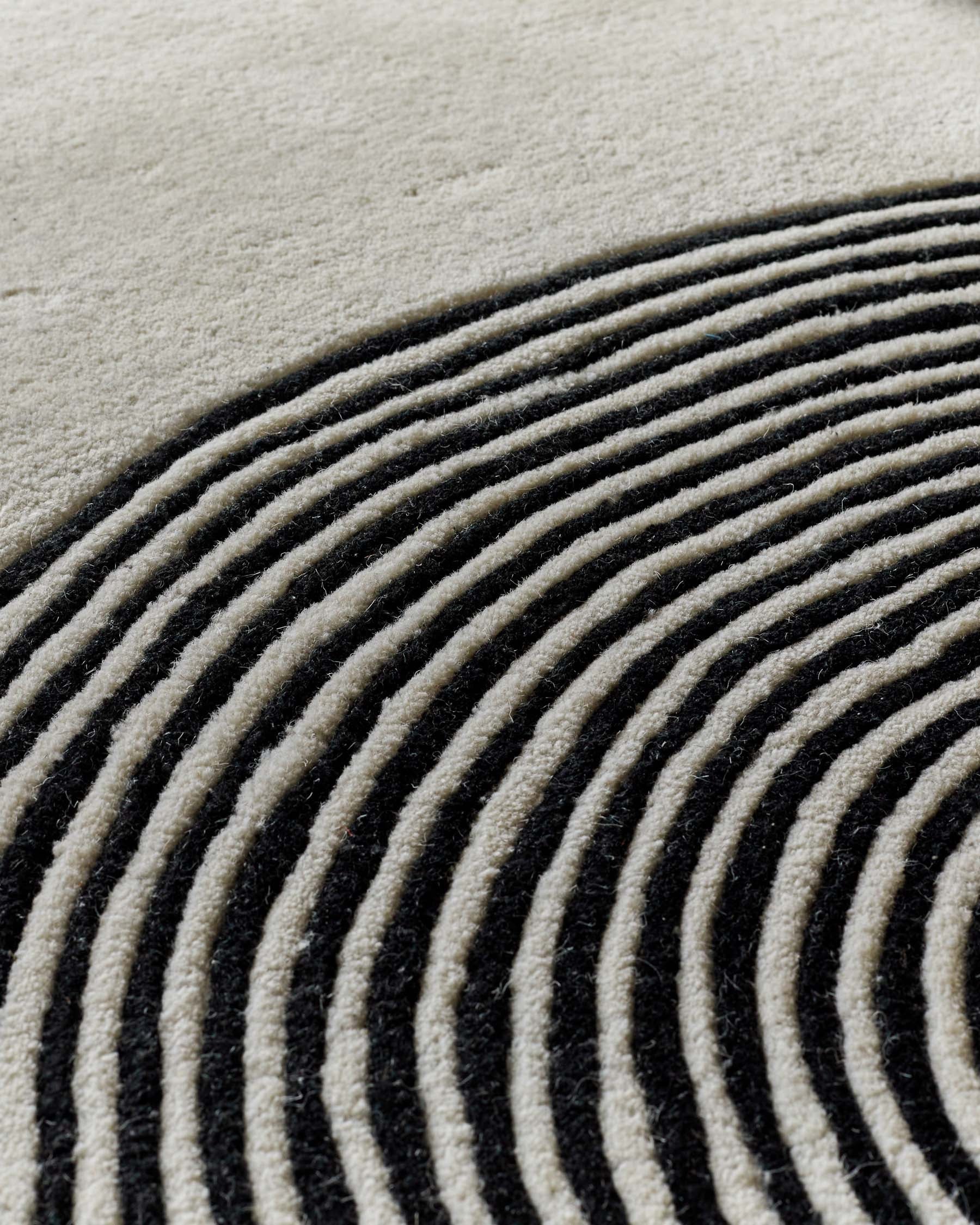 Abstract Lines black and cream wool large rug - Image 5
